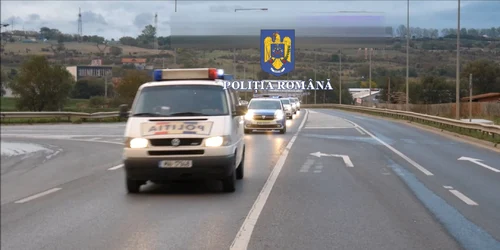 Zeci de percheziții și rețineri în Vurpăr Sibiu în urma unui scandal cu răngi și topoare Foto captură video jpg