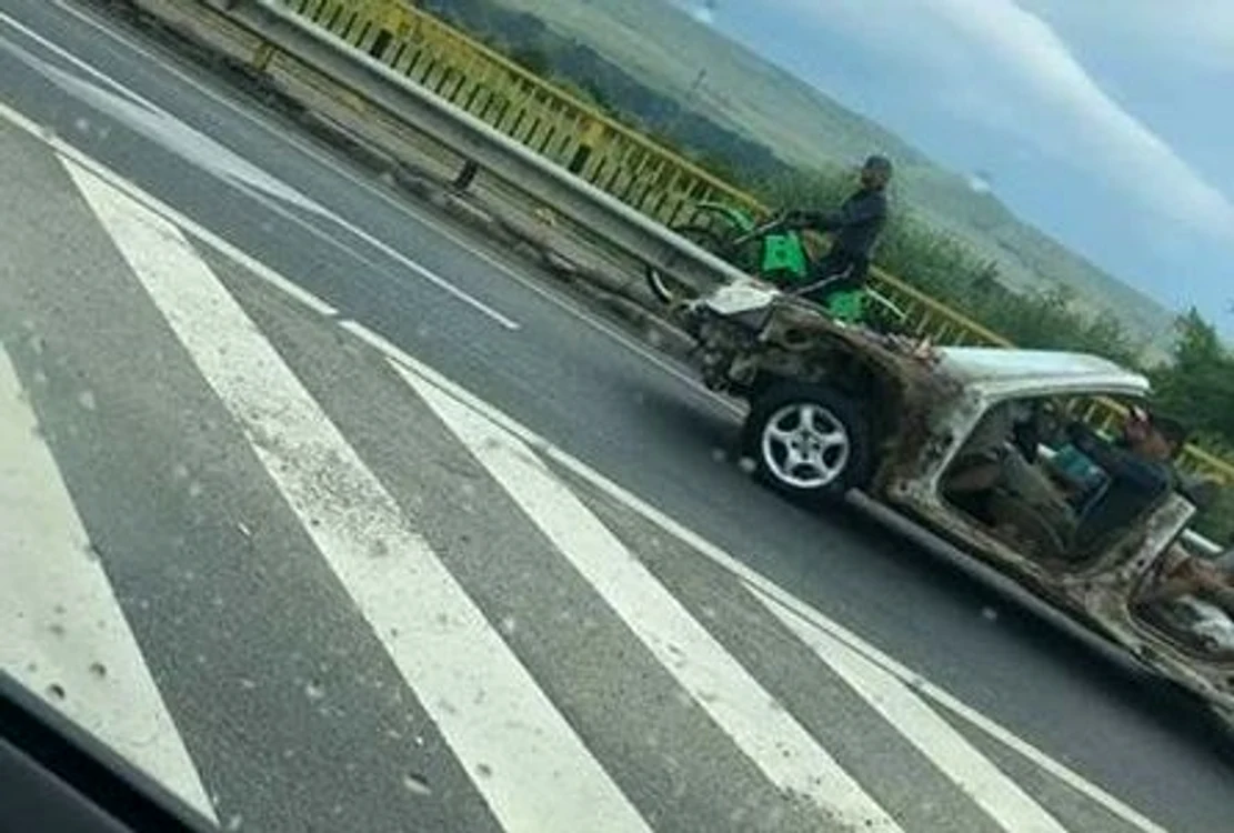 Acest vehicul circula pe un drum public, condus de un șofer fără permisFoto: ziare.com