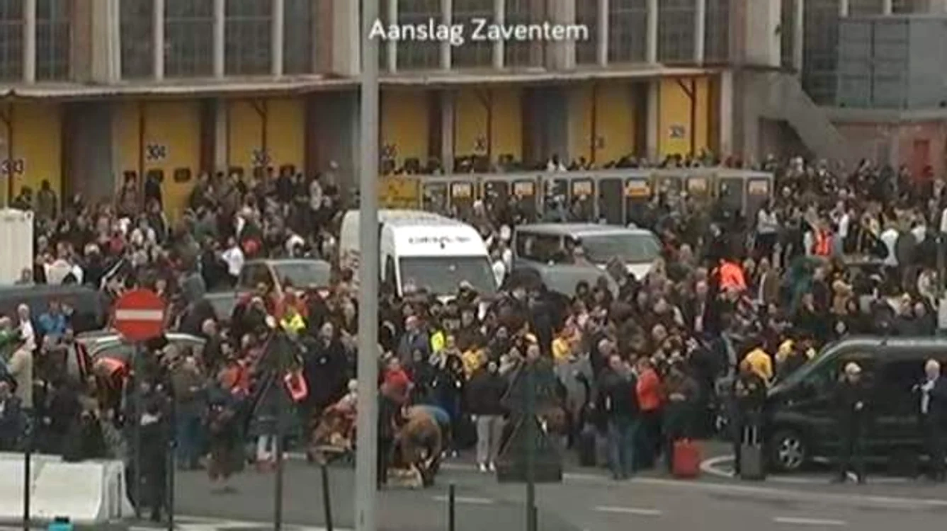 Haosul și panica s-au instalat la Aeroprtul din Bruxelles. Oamenii fugeau în toate direcțiile, speriați de exploziile care au zguduit Terminalul Plecări