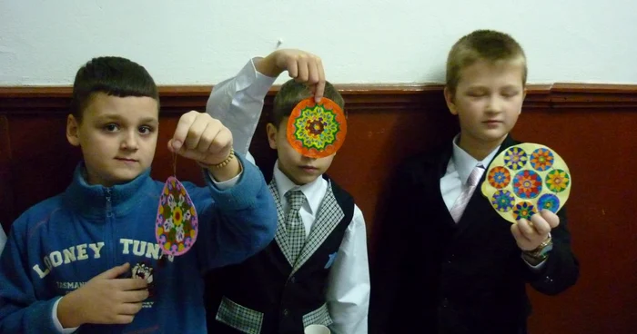 Elevii au confecţionat felicitări pentru a-l ajuta pe Silviu