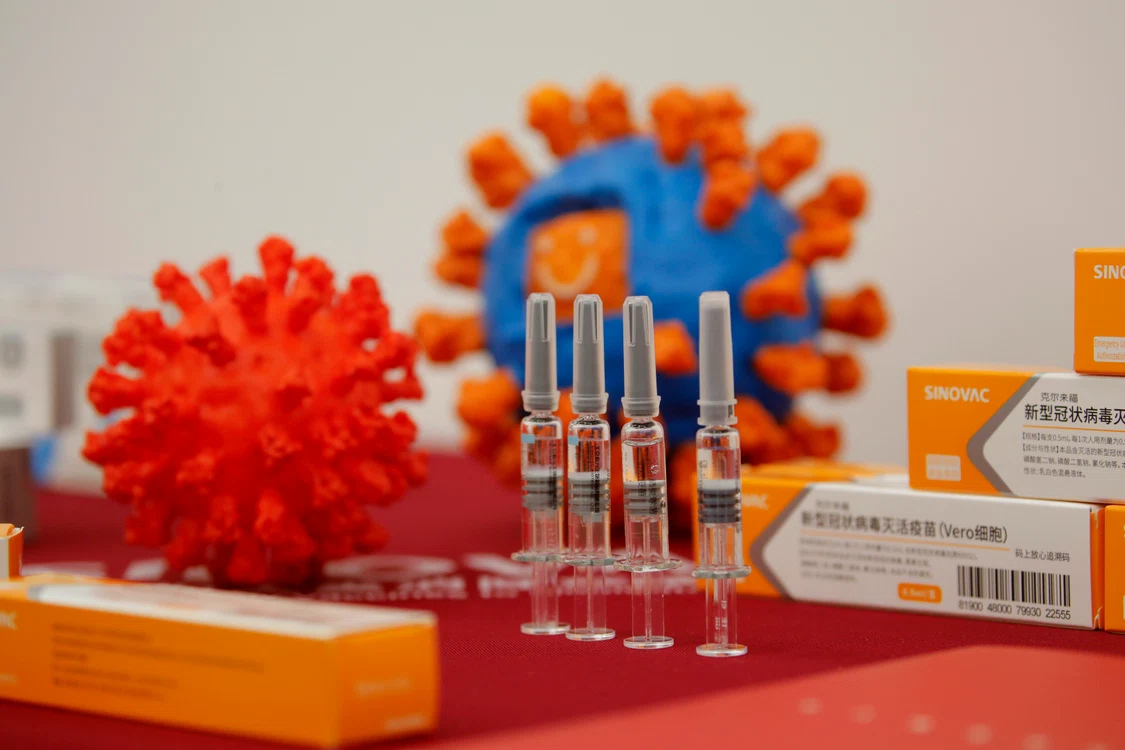 
    Chiar dacă vaccinarea  va începe, măsurile de protecţie  nu vor fi ridicate brusc  