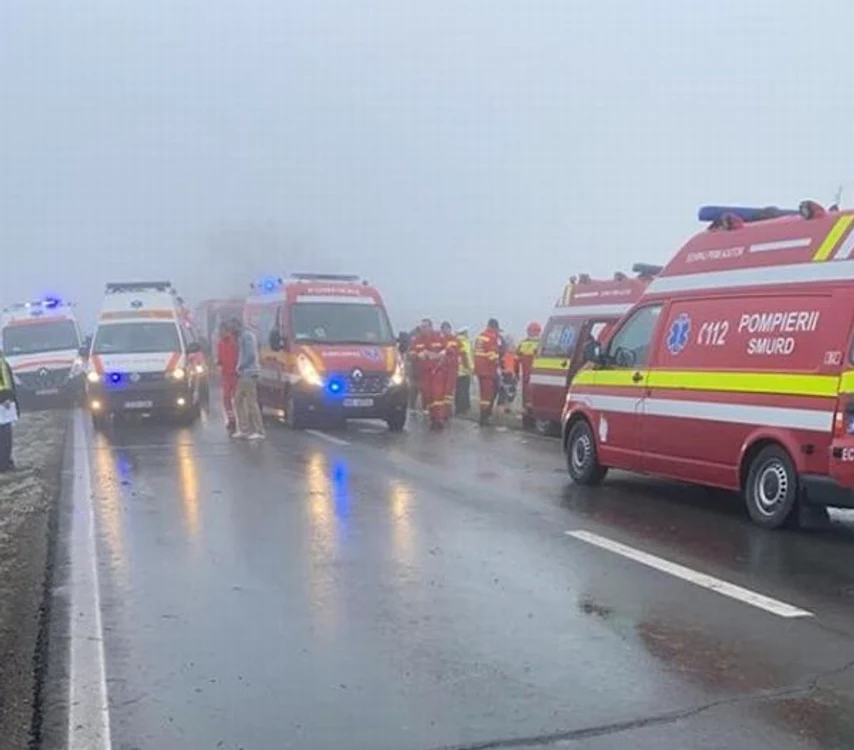Pompieri şi echipaje de descarcerare au intervenit la locul accidentului