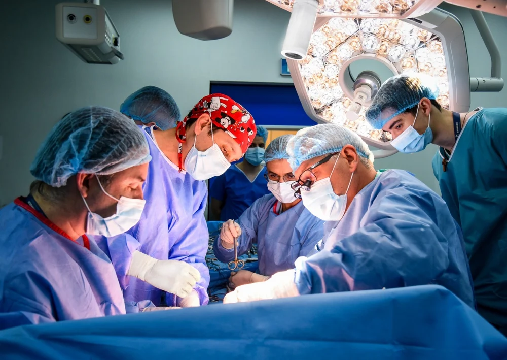 Un sfert de secol de medicină privată în România. SANADOR: „Acești ani vorbesc despre continuitate”