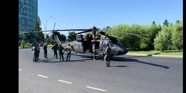 Un elicopter militar american UH-60 Black Hawk a aterizat forţat în Piaţa Charles de Gaulle. FOTO PAPPICS