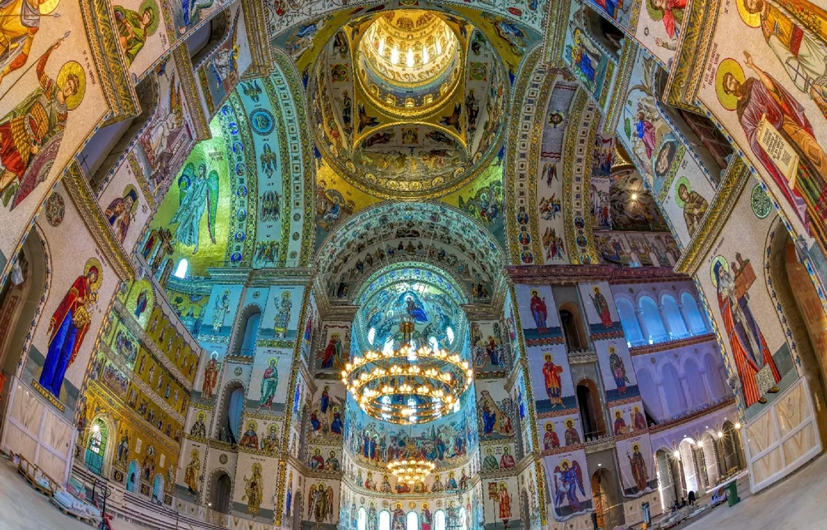 Mozaicul și candelabrele Catedralei Mântuirii Neamului din România Foto catedrala-nationala.ro 