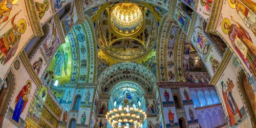 Mozaicul și candelabrele Catedralei Mântuirii Neamului din România Foto catedrala-nationala.ro 