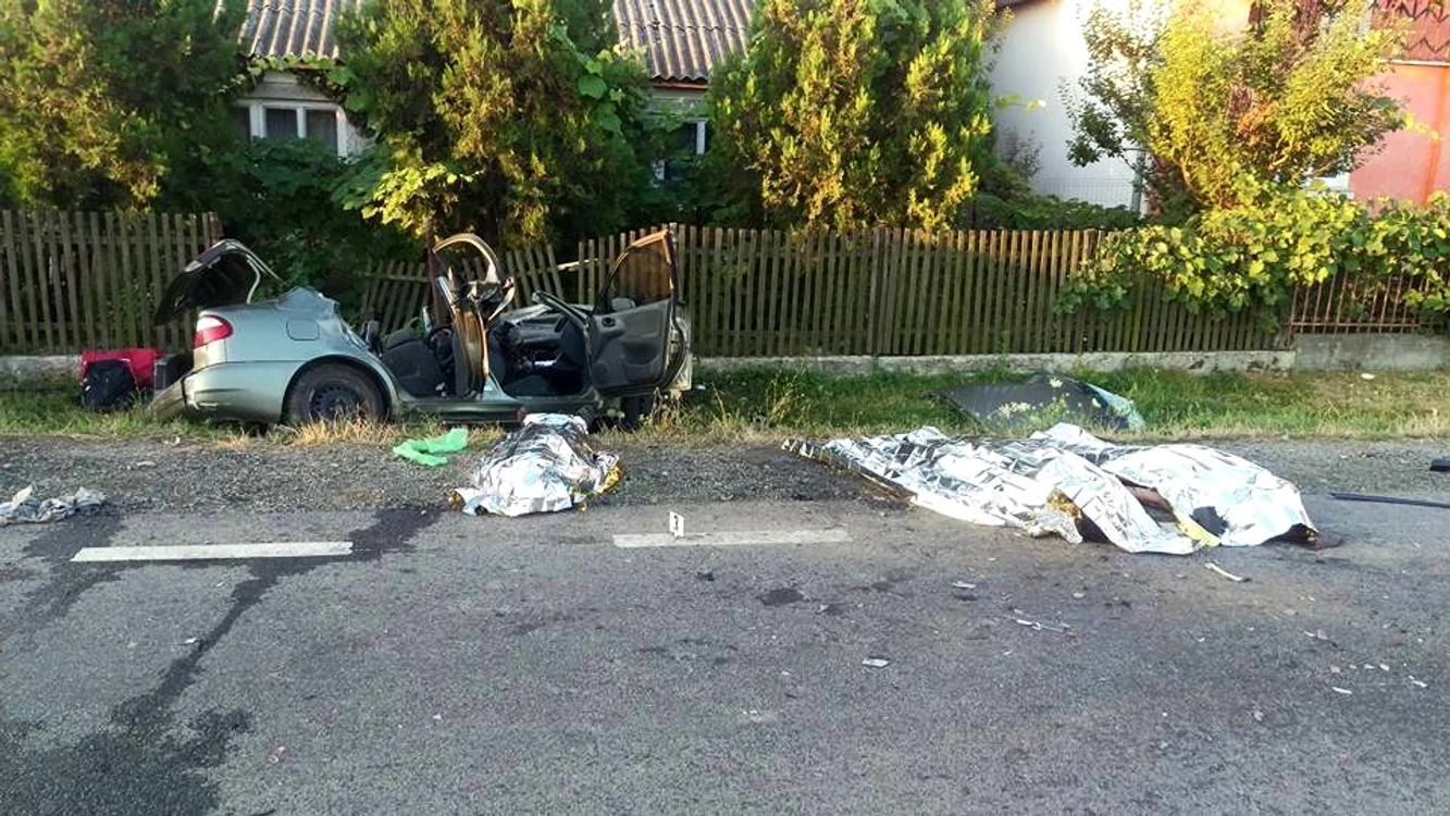 
    Persoanele decedate au fost scoase de pompieri pe caldarâm și acoperite (foto:rtv.net)   