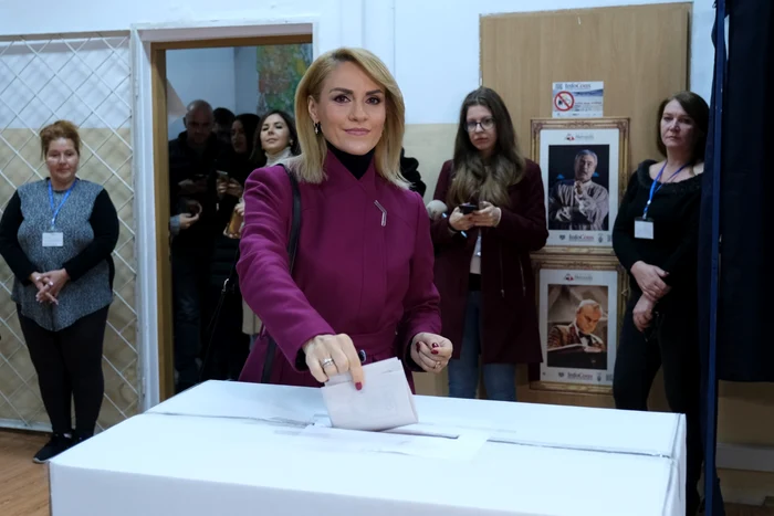 Primarul general al Capitalei și ministrul de interne au fost în jurul orei 7.00 și au fost nevoiți să aștepte puțin până a putea vota la alegerile prezidențiale 2019FOTO: INQUAM