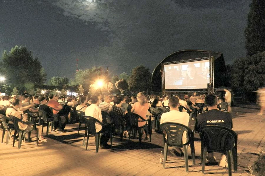Cinefilii se pot bucura de proiecţii sub cerul liber până duminică, inclusivFoto: centrul cultural european sector 6