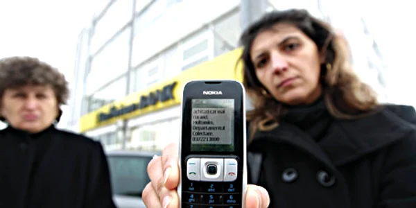 Laura primeşte în continuare mesaje de la bancă pe telefonul soţului ei omorât în misiune