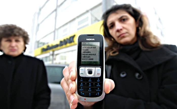 Laura primeşte în continuare mesaje de la bancă pe telefonul soţului ei omorât în misiune