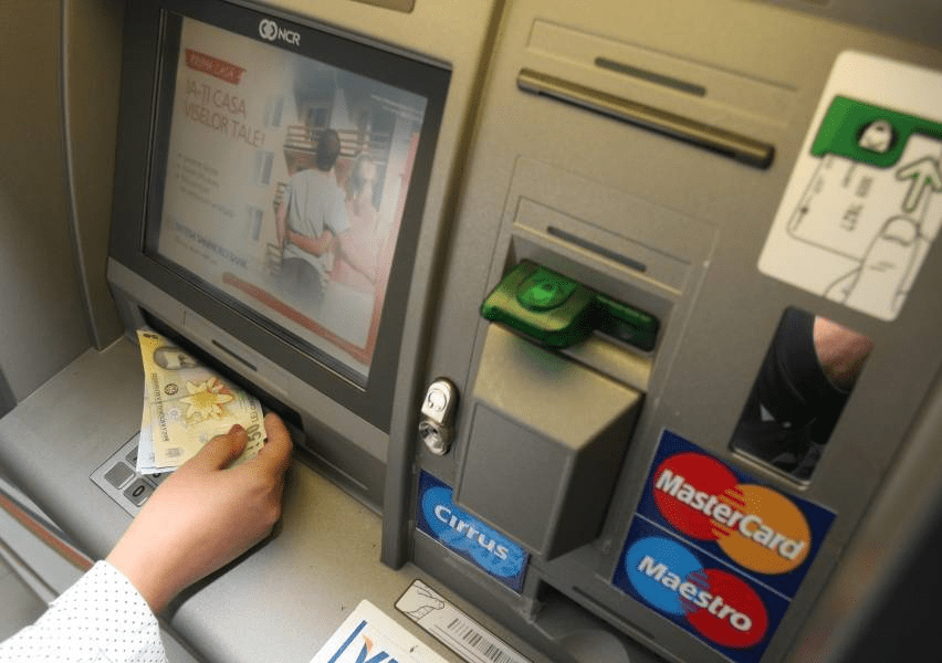 Metodă inedită folosită de hoți ca să fure banii din bancomate. Cum au fost prinși