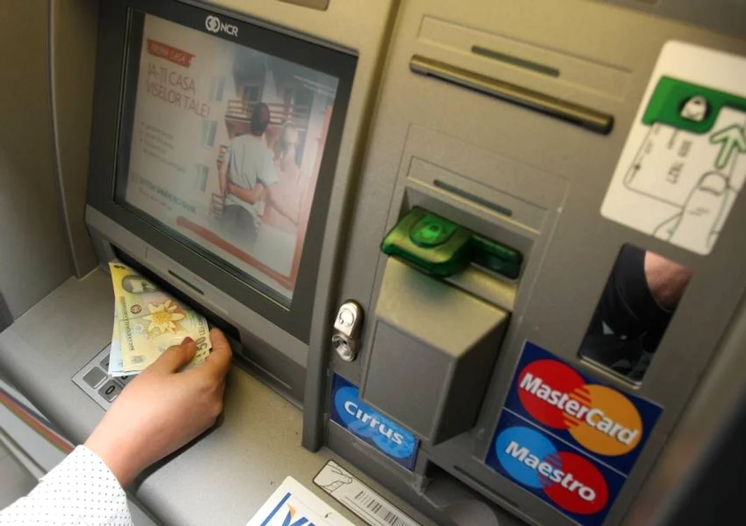 Hoții blocau fantele ATM-urilor și furau banii FOTO arhivă Adevărul