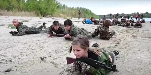 Copiii ruși participa la exercitii militare  jpg