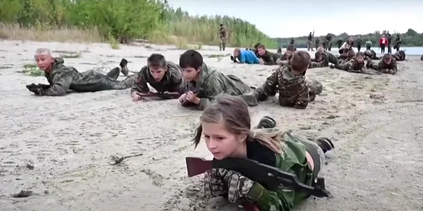 Copiii ruși participa la exercitii militare  jpg