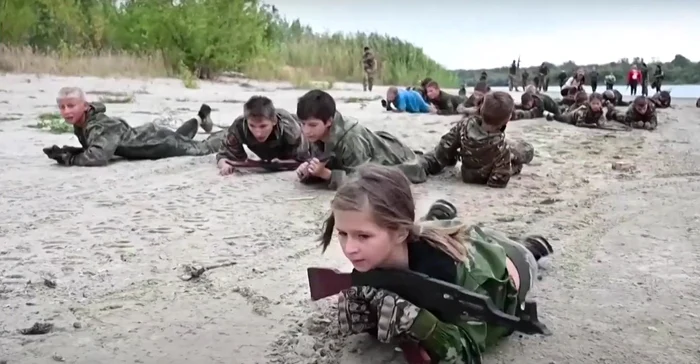 Copiii ruși participă la antrenamente militare FOTO: Captură video