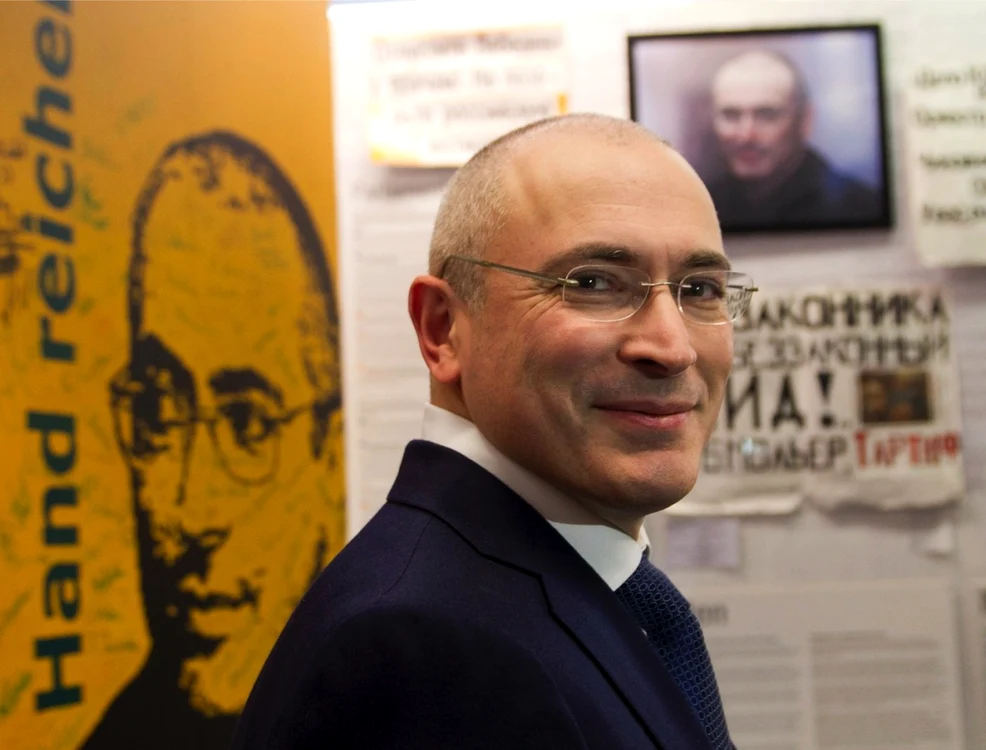Difuzarea interviului lui Hodorkovski a fost întreruptă de o percheziţie de droguri, de o încercare de evacuare a clădirii de către poliţie şi de sunetul sirenelor când a căzut curentul în toată clădirea