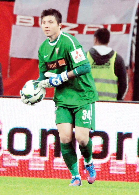 
    Cristi Bălgrădean  ar putea fi înlocuitorul  lui Tătăruşanu  la Steaua (fotografii: Răzvan Păsărică)  