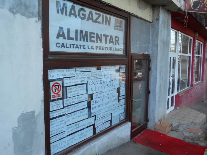 
    Afişe cu mesaje pe geamurile unui magazin din Iaşi  