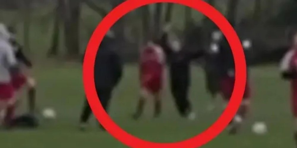Scene incredibile pe terenul de fotbal. Un jucător, luat la bătaie de nevasta înșelată
