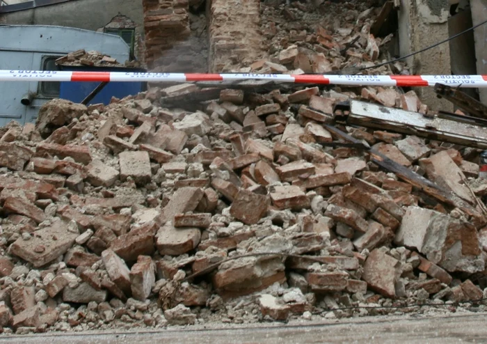 
    Opt oameni au fost prinşi sub dărâmături, 6 au ieşit la suprafaţă FOTO: arhivă  