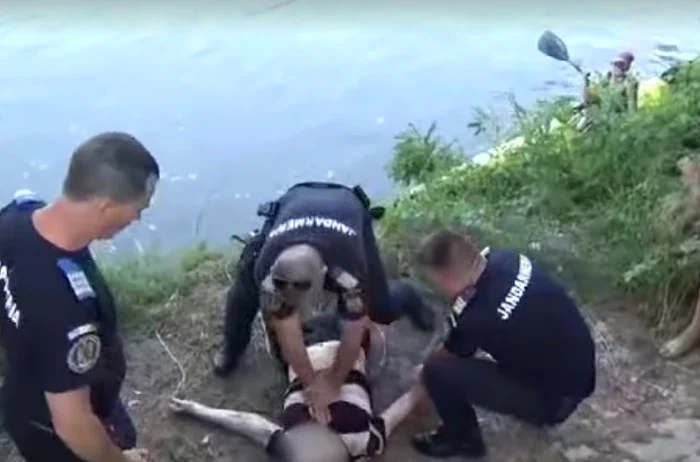 Jandarmii în timp ce ofereau primul ajutor FOTO captură 