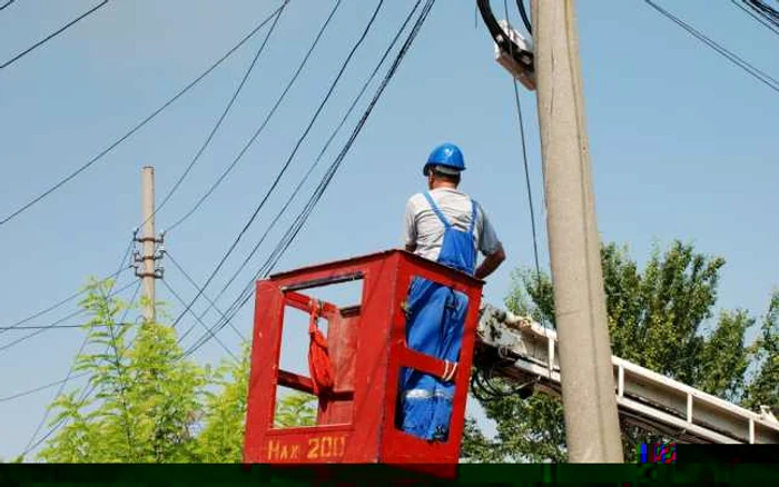 Bărbatul nu purta mănuşi de protecţie când a atins firele electrice FOTO adevarul.ro