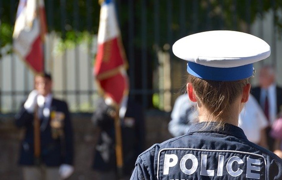 Polițistă condamnată după ce a șantajat un suspect. S-a dat drept „vânător de pedofili” ca să-și plătească datoriile