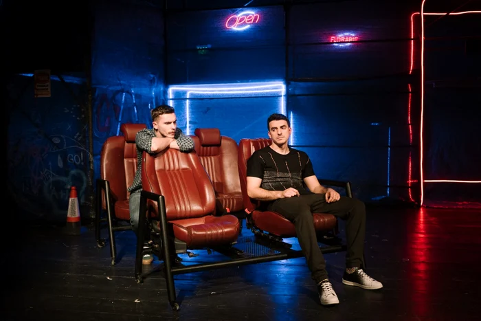 Actori în spectacolul „Taximetriști” pe scena Teatrului Apollo111
