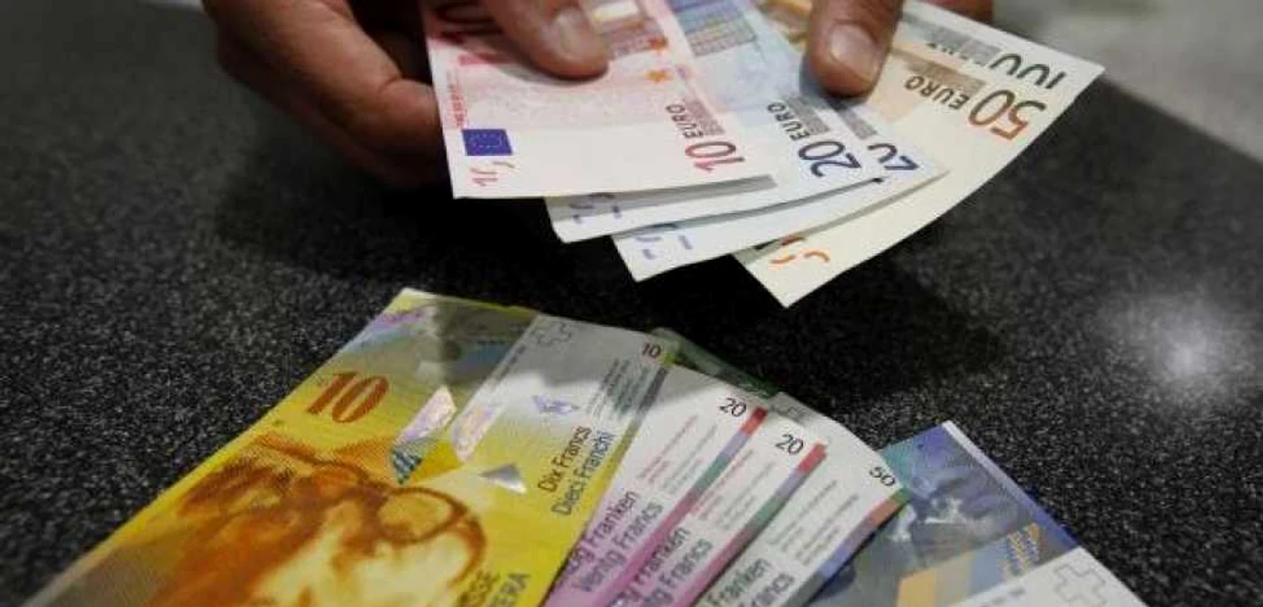 Bărbatul i-a dat femeii în schimbul celor 300 de euro doar 50 de lei