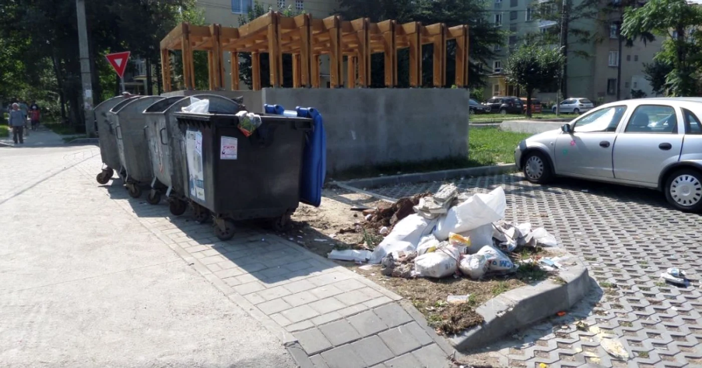 Ghenele realizate la Piteşti cu bani de la UE au lemn din stejar şi becuri FOTO Denis Grigorescu