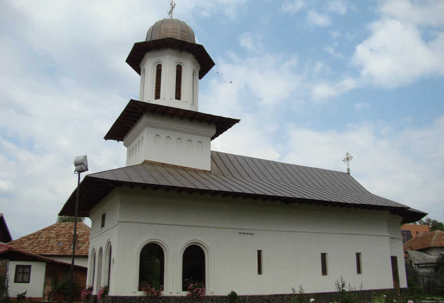 Biserica medievală distrusă de un cutremur, dar reconstruită. Este ctitorie a unui cunoscut voievod român