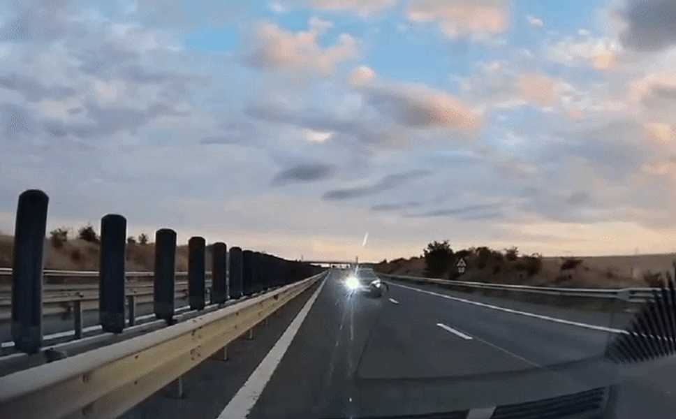 Cursă nebunească pe A1: imagini cu șoferul de 73 de ani care a circulat pe contrasens pe A1, cu mașina avariată