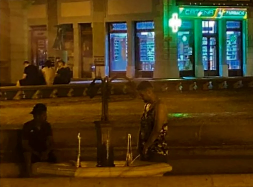 Poliţia Locală încearcă să îl identifice pe tânăr pentru a-l amenda FOTO Facebook
