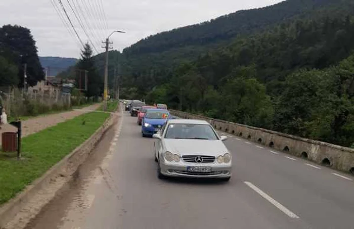 Coloana de maşini a străbătut circa 100 de km, până la Piatra Neamţ FOTO Dan Sofronia