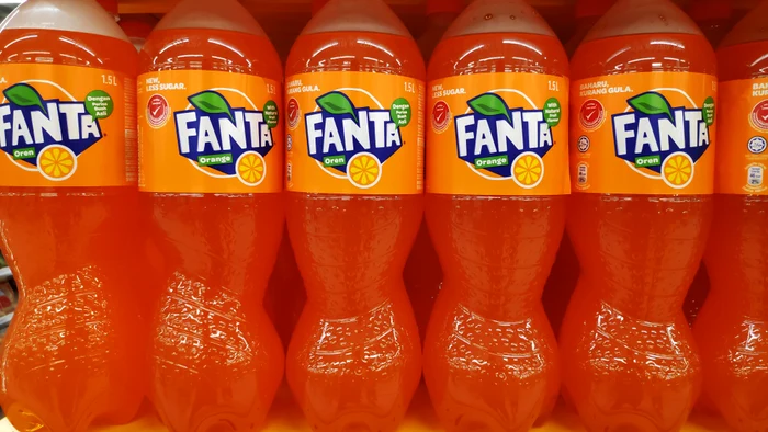 Sticle de plastic pe care scrie „Fanta”
