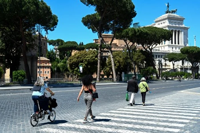 Oamenii au ieșit să se plimbe pe Via dei Fori, în prima zi de relaxare a măsurilor