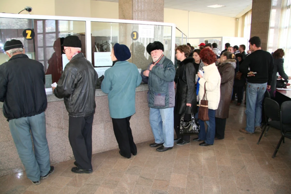 Oamenii, la rând pentru a-şi plăti datoriile Foto:Arhivă Adevărul