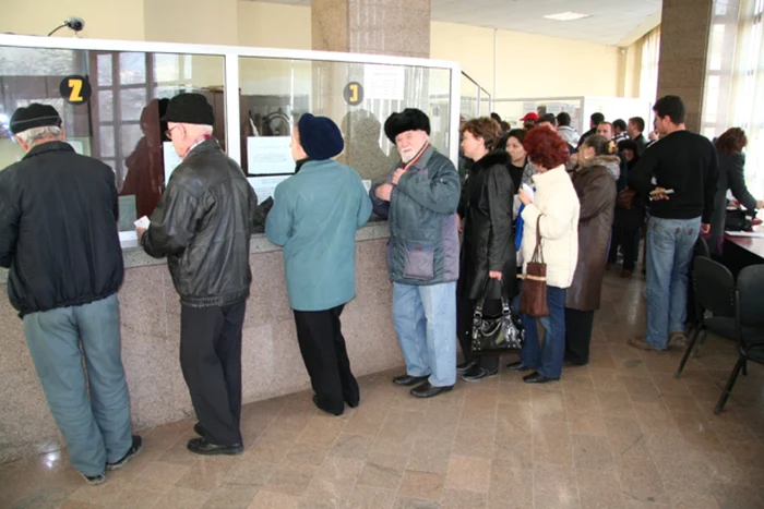Oamenii, la rând pentru a-şi plăti datoriile Foto:Arhivă Adevărul