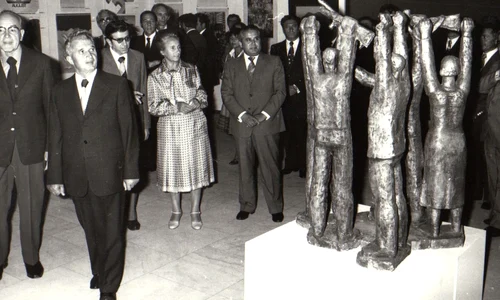 Nicolae şi Elena Ceauşescu au vizitat expoziţiile artiştilor amatori şi profesionişti dinstinşi în cadrul Festivalului naţional „Cântarea României”, ediţia a II-a (© „Fototeca online a comunismului românesc”, cota: 133/1979)