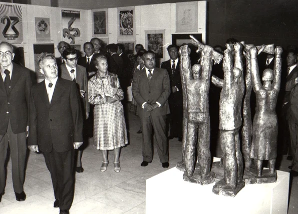 Nicolae şi Elena Ceauşescu au vizitat expoziţiile artiştilor amatori şi profesionişti dinstinşi în cadrul Festivalului naţional „Cântarea României”, ediţia a II-a (© „Fototeca online a comunismului românesc”, cota: 133/1979)