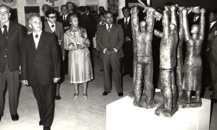 Nicolae şi Elena Ceauşescu au vizitat expoziţiile artiştilor amatori şi profesionişti dinstinşi în cadrul Festivalului naţional „Cântarea României”, ediţia a II-a (© „Fototeca online a comunismului românesc”, cota: 133/1979)
