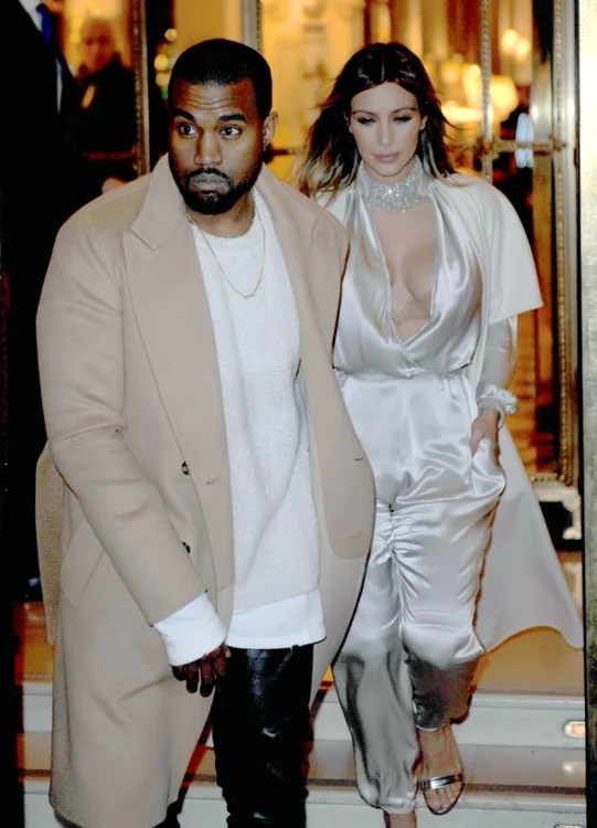 Kanye West şi Kim Kardashian au ieşit la plimbare în Paris (Foto: Wenn)