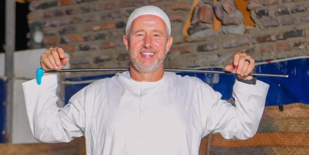 Reghecampf, tratat ca un star de sudanezi. Deplasări cu avion privat și cazări luxoase, după mărirea consistentă de salariu