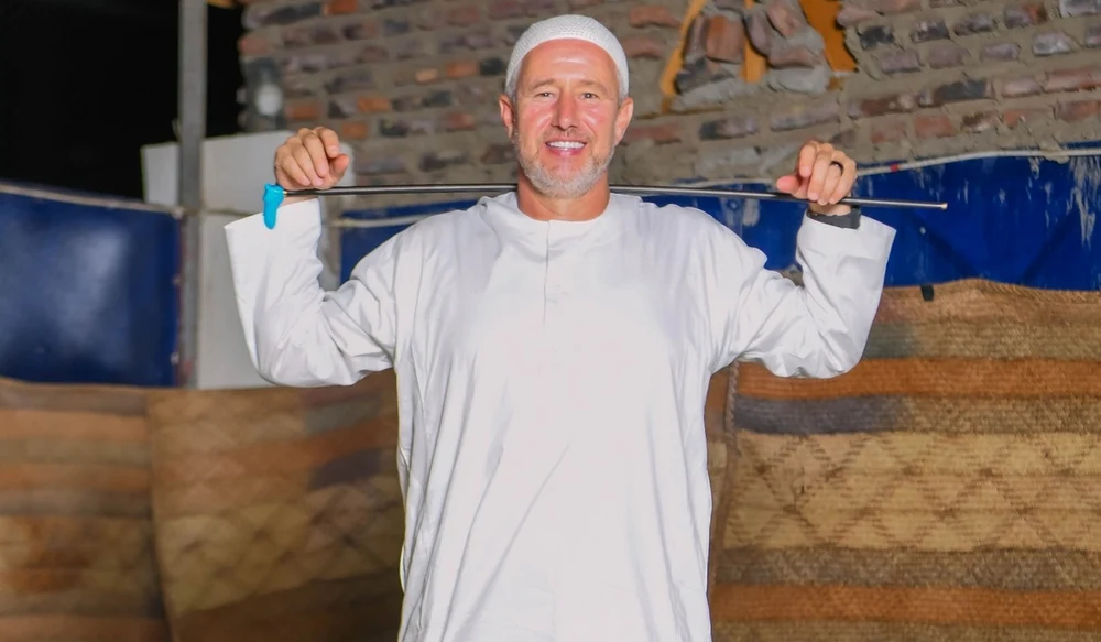 Reghecampf, tratat ca un star de sudanezi. Deplasări cu avion privat și cazări luxoase, după mărirea consistentă de salariu