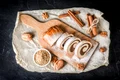Rulada cu nuci si scortisoara  Sursa foto shutterstock 1679665513 jpg