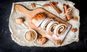 Rulada cu nuci si scortisoara  Sursa foto shutterstock 1679665513 jpg