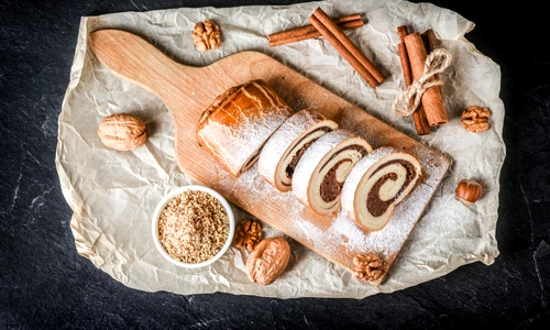 Rulada cu nuci si scortisoara  Sursa foto shutterstock 1679665513 jpg