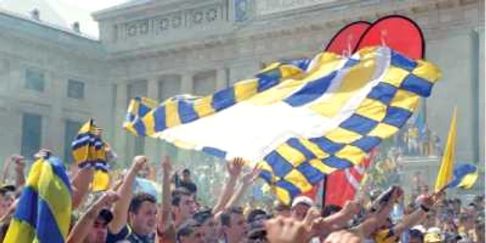 Fanii „ lupilor“ au sărbătorit în centrul oraşului promovarea Petrolului