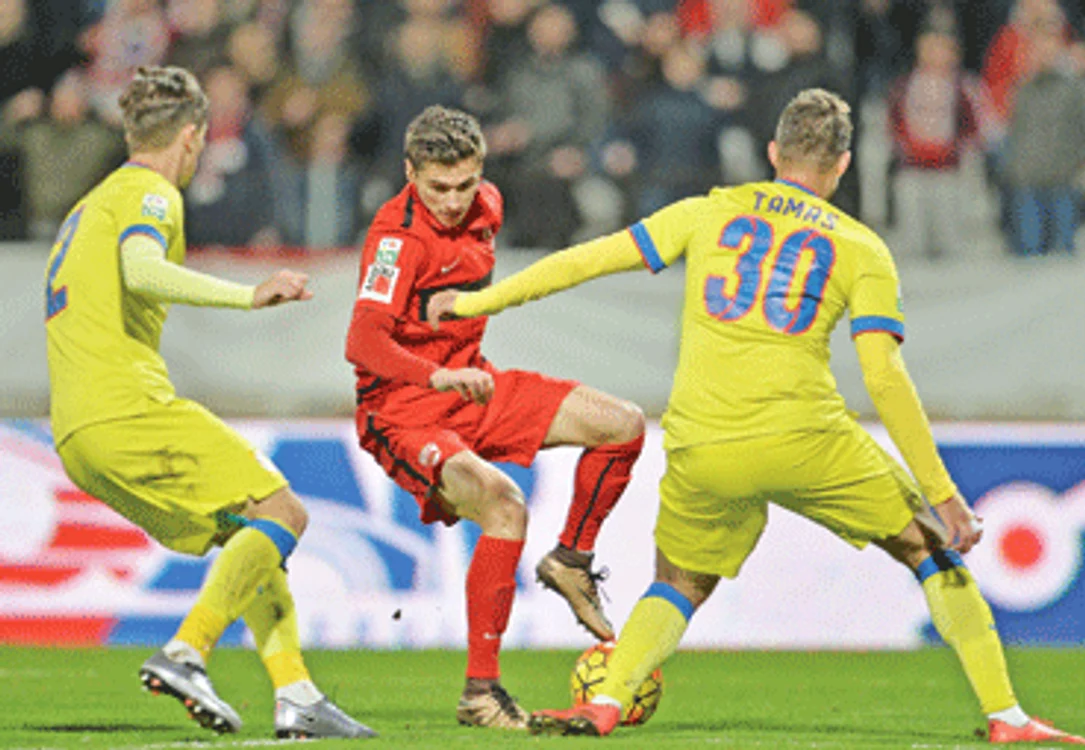 
    Dorin Rotariu (în roşu) a marcat opt goluri pentru Dinamo în acest sezonFoto: Mediafax  